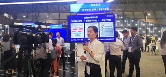 “云”开见日，，，，，，“AI”生花，，，，，，亚星游戏动力携五大主题亮相华为HC大会