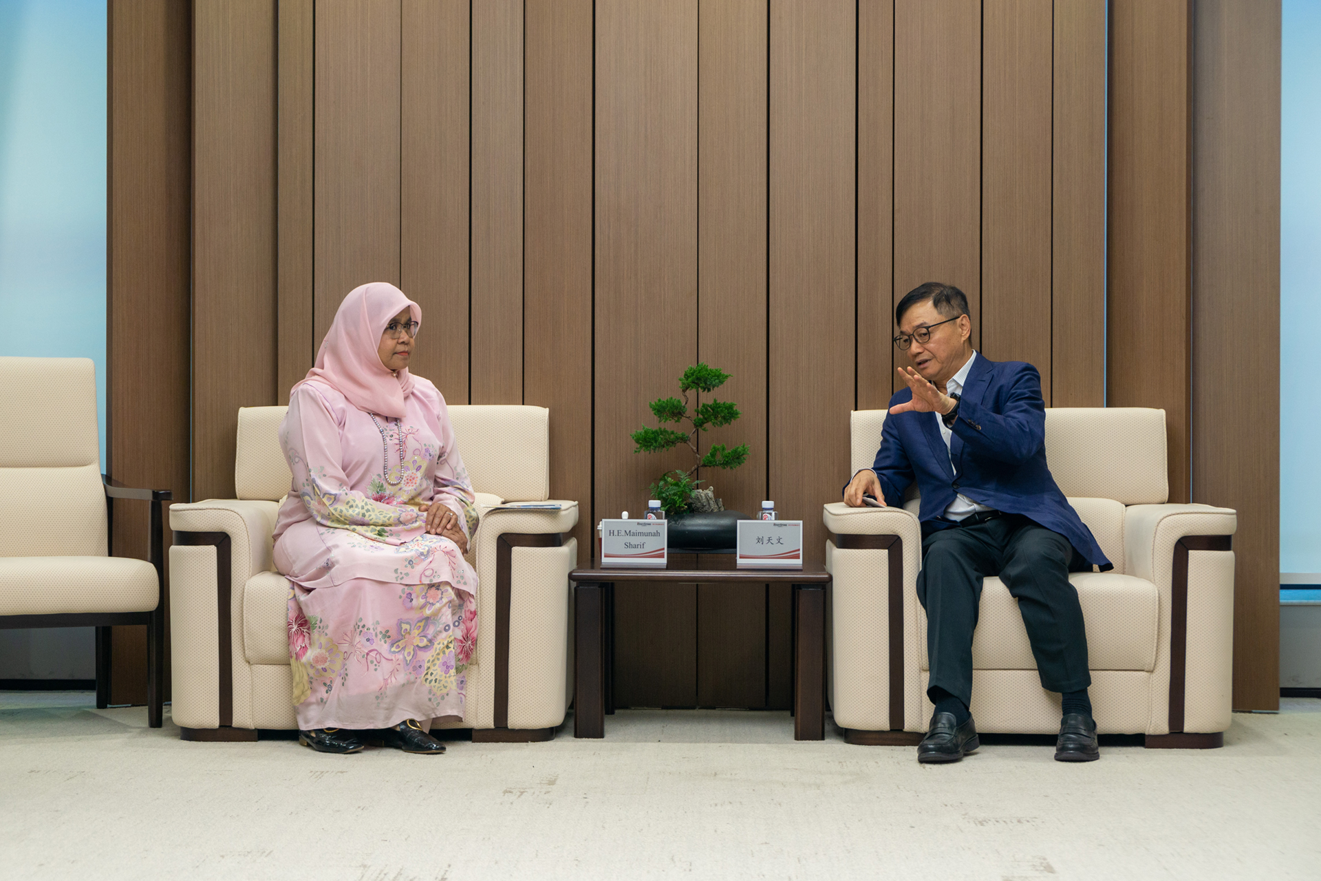 联合国副秘书长、人居署执行主任谢里夫女士一行到访亚星游戏动力